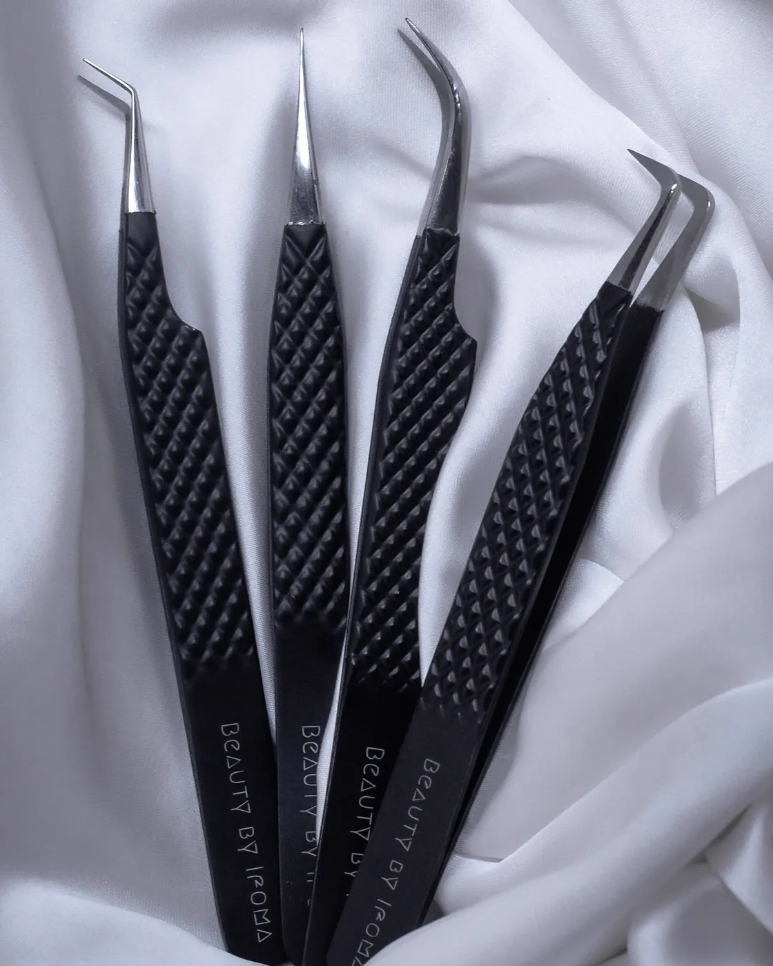 Fire pinsetter fra Beauty by Ifoma på hvit sateng