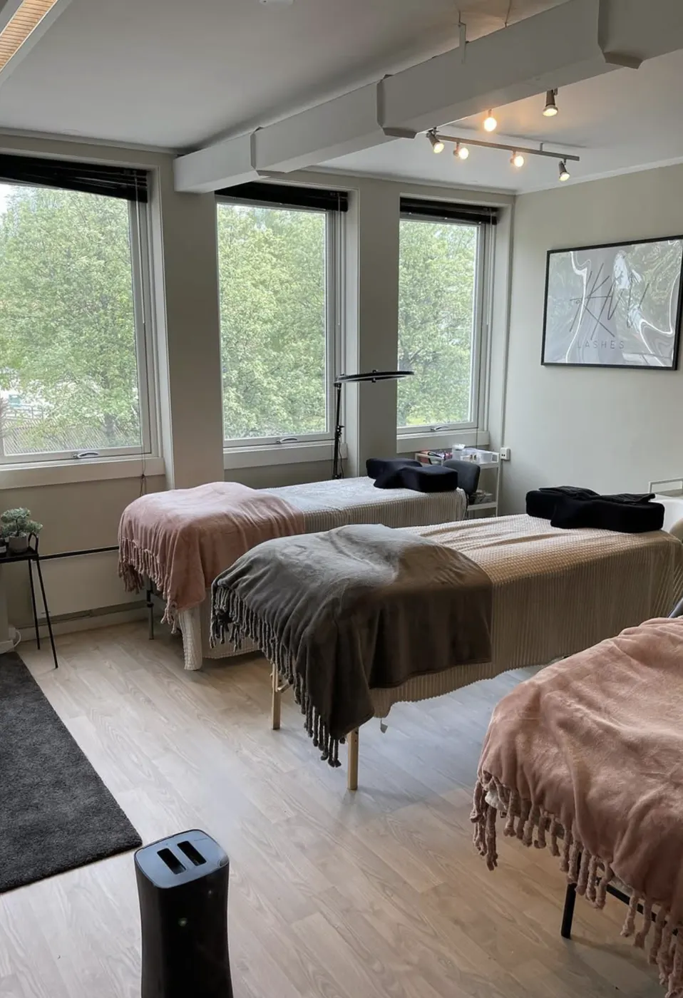 Salongen med tre behandlingsbenker